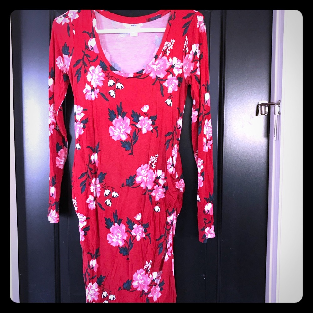 Fitted maternity dress. Knee length.